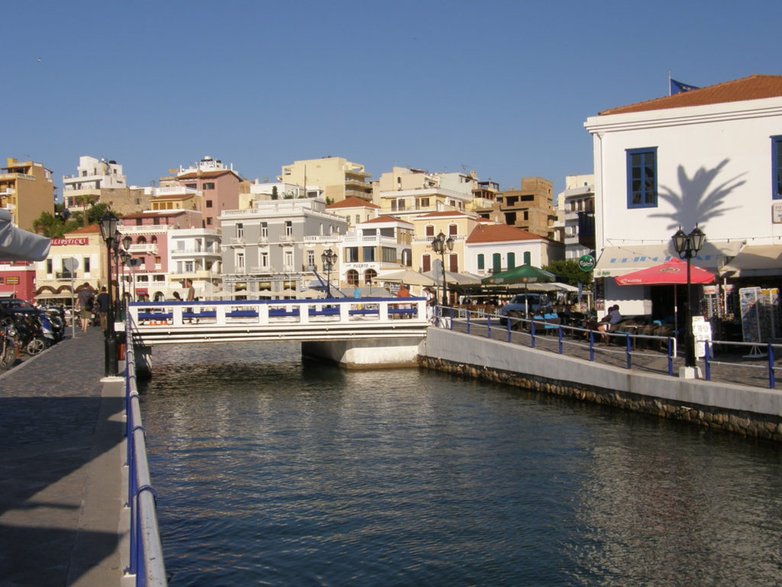 Agios Nikolaos – przesmyk łączący jezioro Voulismeni z morzem