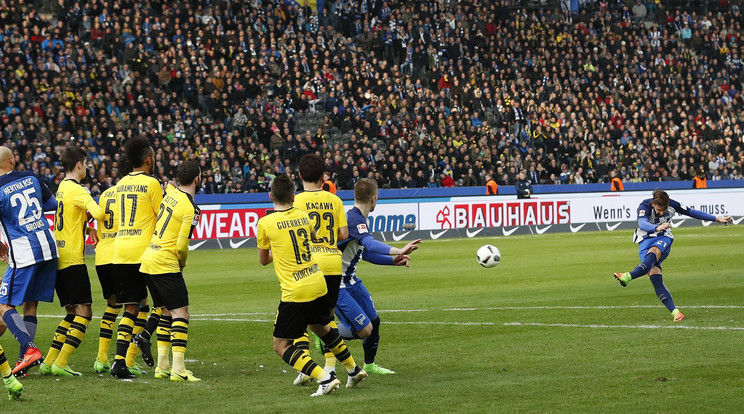 Marvin Plattenhardt, a Hertha BSC játékosa szabadrúgásból vette be a Dortmund kapuját /Fotó: MTI
