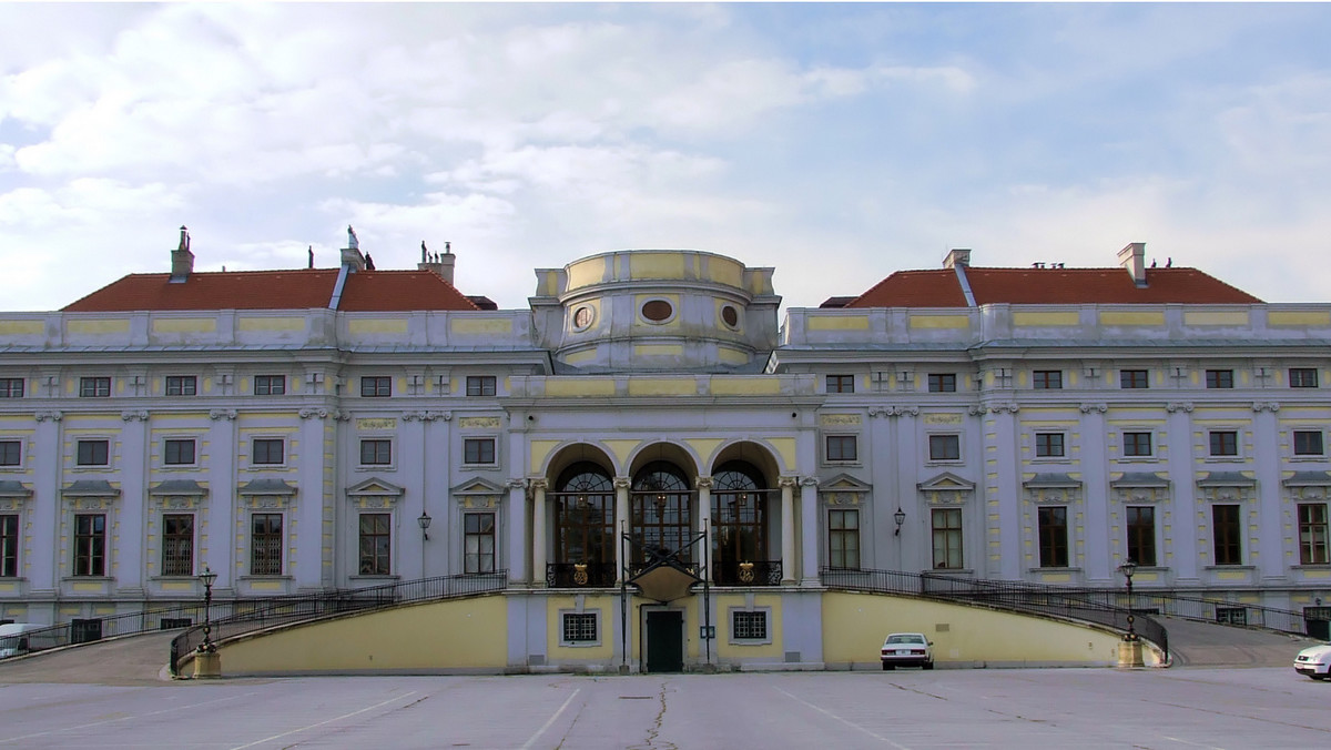 Czeski minister spraw zagranicznych, arystokrata Karel Schwarzenberg wygrał proces z siostrą w austriackim Sądzie Najwyższym i może zachować odziedziczone zamki i pałace w Bawarii i Górnej Austrii. Rozprawa toczyła się przy drzwiach zamkniętych.