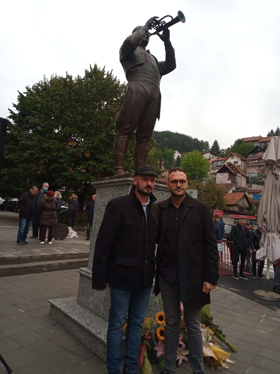 Dejan i Darko Petrović pred spomenikom svoga oca