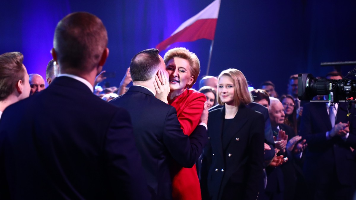 Kampania Andrzeja Dudy rozwija się źle, sztab prezydenta popełnia błędy. „Sklejenie” kampanii Dudy z PiS-em zmienia wybory prezydenckie w referendum za lub przeciw obecnym rządom. Do tej konfrontacji PO wydaje się znacznie lepiej przygotowana niż w poprzednich wyborach – pisze dla Onetu Jakub Bierzyński*.