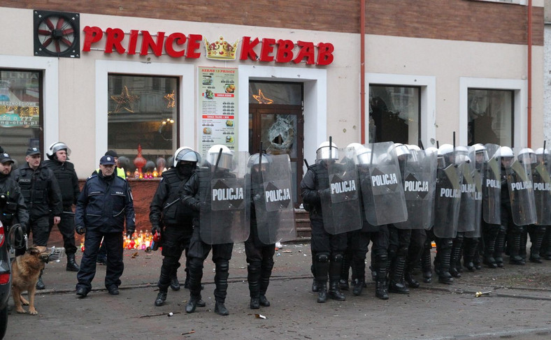 Policja broni dostępu do baru Kebab Prince, przed którym w noc sylwestrową zginął mężczyzna