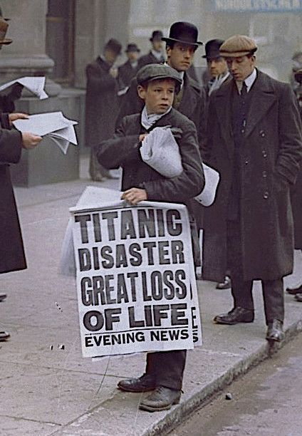 Titanic paperboy – Ned Parfett sprzedaje gazety informujące o katastrofie "Titanica" przed siedzibą White Star Line, linii żeglugowej, dla której pływał transatlantyk.