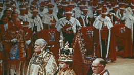 II. Erzsébet esküvői ruhájánál már csak az elképesztőbb, amit a koronázásán viselt: nyolc hónapig készült a fehér szaténcsoda – fotó