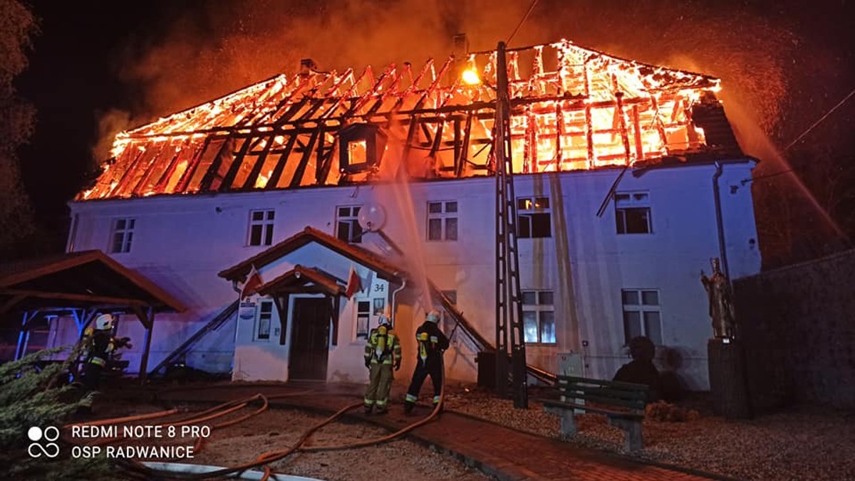 Trwa dogaszanie pożaru, który wybuchł w nocy w zabytkowym budynku plebanii w Jakubowie w powiecie polkowickim na Dolnym Śląsku. Ogień całkowicie strawił dach budynku; proboszcz sam opuścił zabudowanie, trafił do szpitala na obserwację.