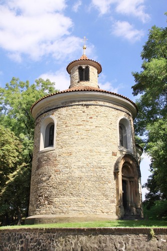 7. miejsce: Wyszehradzki cmentarz, jest jednym z najważniejszych cmentarzy w Pradze, miejscem gdzie czczona jest pamięć tych, którzy dla kultury i narodu czeskiego zrobili znacznie więcej niż politycy. Głównym miejscem kultu narodowego jest Slavin.