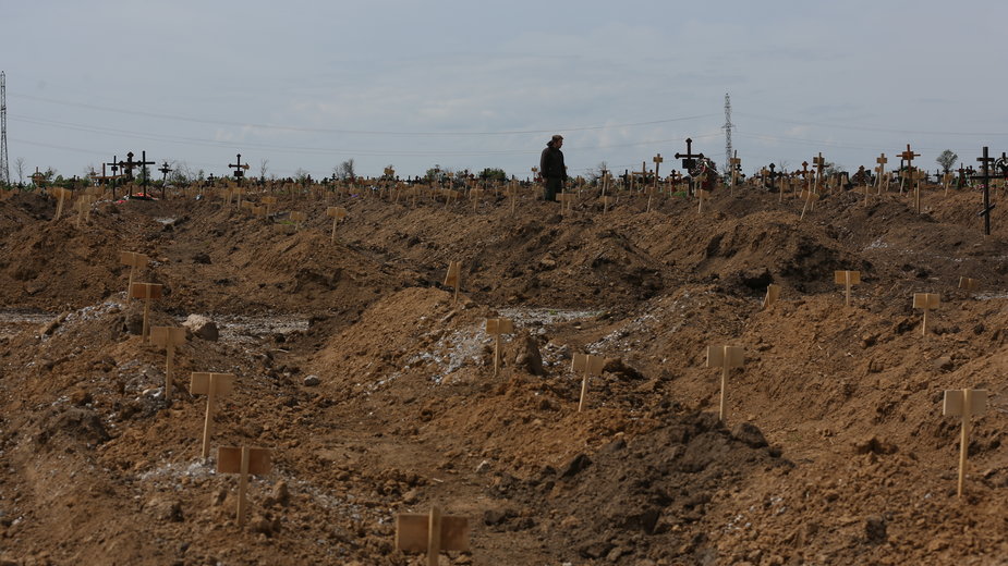 Groby tragicznie zmarłych mieszkańców Mariupola w pobliżu cmentarza Starokrymskiego