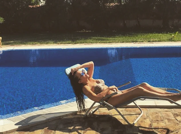 Nekada "MALI VRAPČIĆ", danas  KRALJICA LUKSUZA! Pevačica iz šupe bez struje, došla do VILE sa kristalnim lusterom i bazenom: NJENA VREDNOST OBARA VILICE! 