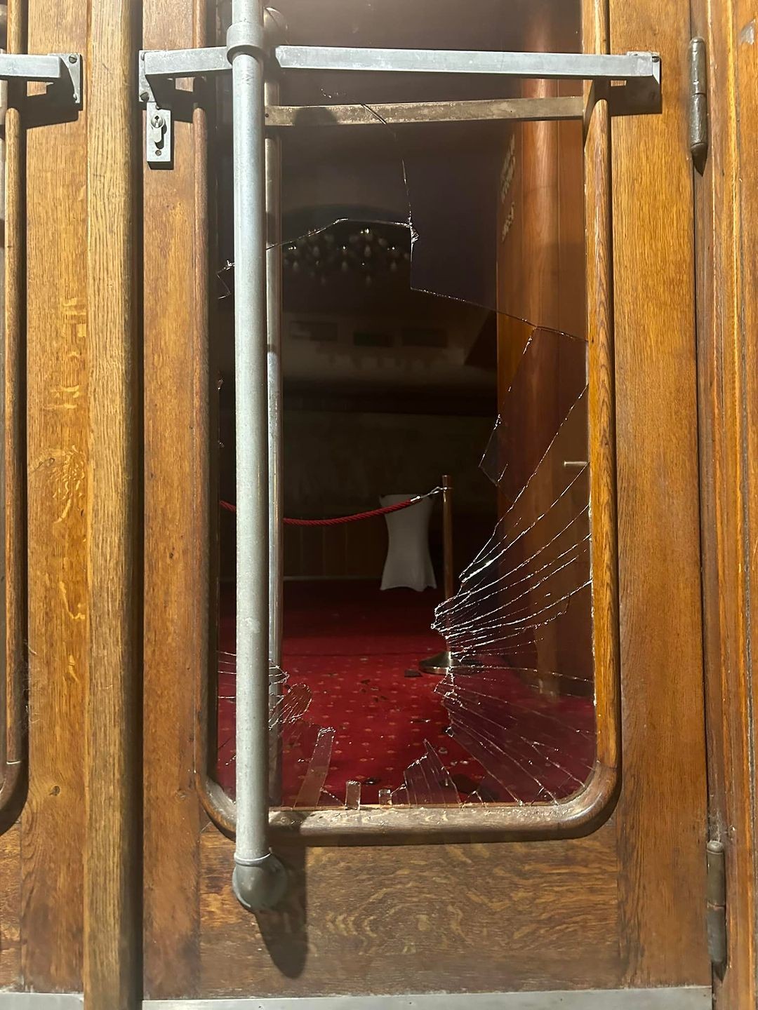 Na poškodené dvere bratislavského Divadla Pavla Országha Hviezdoslava upozornil Ludwig Bagin.