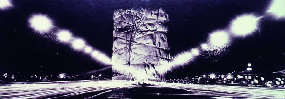 Christo - "Édifice public empaqueté (Projet pour l’Arc de Triomphe, Paris)" ("Wrapped Public Building (Project for The Arc de Triomphe, Paris)", 1962-1963)