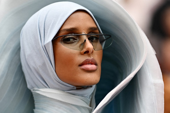 Lepotica sa hidžabom ZDROBILA KONKURENCIJU u Kanu u HALJINI-SKULPTURI: Somalijka odrasla sa DEVETORO BRAĆE I SESTARA izbegličkom kampu postala BOGINJA MODE u Norveškoj