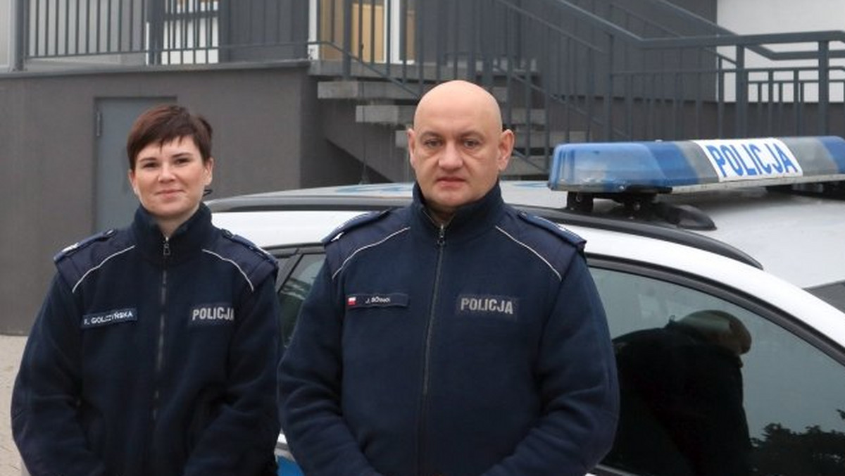 Seniorka z Brzegu leżała w płonącym mieszkaniu. Uratowali ją policjanci