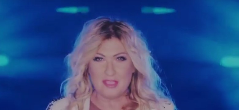 Beata Kozidrak uśmiechnięta i tańcząca. Zobacz TELEDYSK "Niebiesko - zielone"