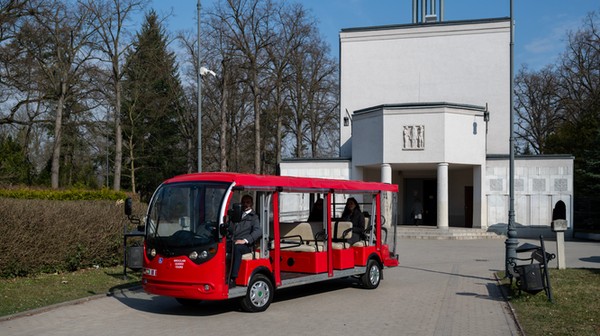 Meleks kursuje już na cmentarzu przy ul. Osobowickiej. Można skorzystać z niego za darmo