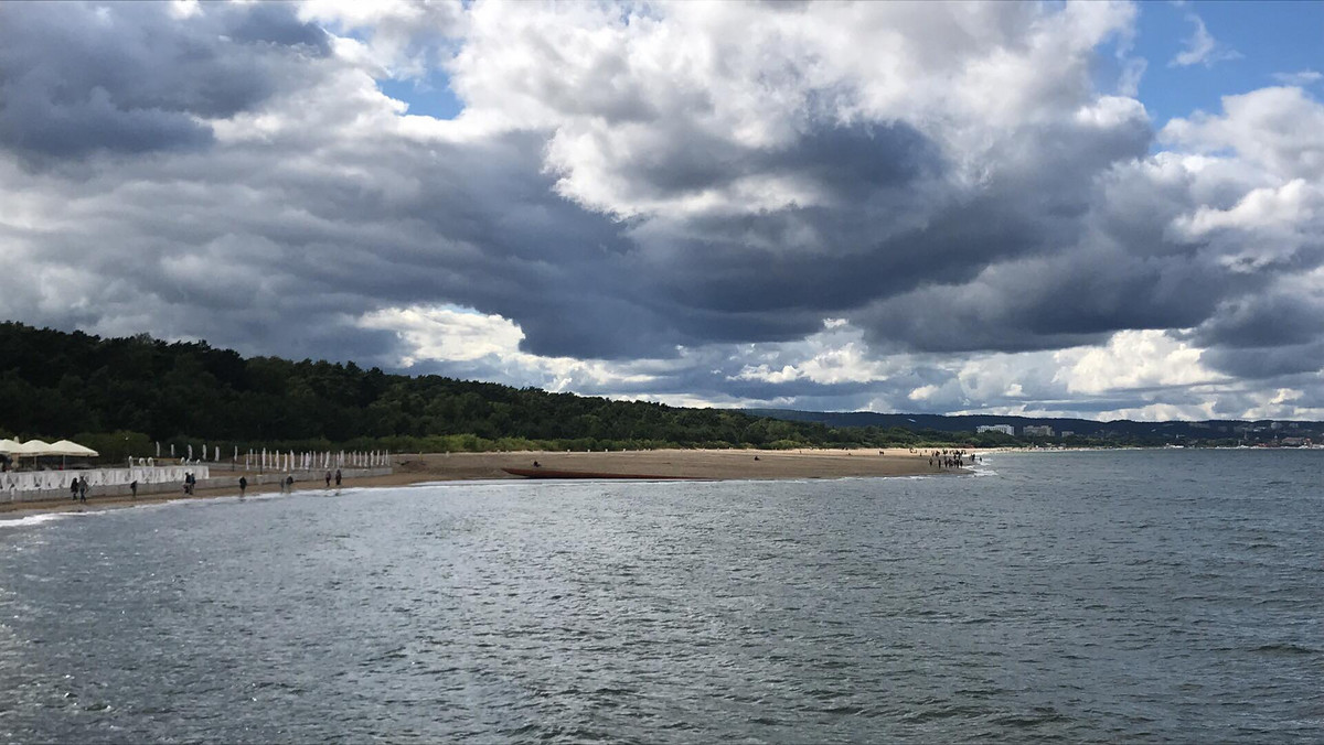 WOPR-owcy ostrzegają, że przez poszerzenie plaży między Brzeźnem a Jelitkowem, po lewej stronie mola, powstała niebezpieczna głębia. "Stojąc po kolana w wodzie, wystarczy jeden krok i wpadamy w dziurę, z której trudno wydostać się nawet profesjonalnemu ratownikowi" - powiedzieli w rozmowie z Trojmiasto.pl ratownicy.