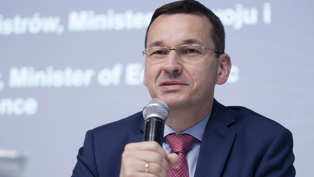 Prowadzimy normalną dyskusję z panią minister rodziny Elżbietą Rafalską i "jesteśmy na bardzo zgodnym kursie dotyczącym emerytur i obniżki wieku emerytalnego"; nie ma tu żadnego konfliktu - zapewnił dziś w TVP1 wicepremier, minister rozwoju i finansów Mateusz Morawiecki.