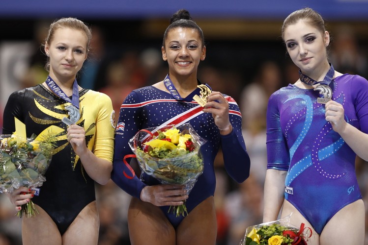 Te piękne dziewczyny zaprzeczają prawom grawitacji