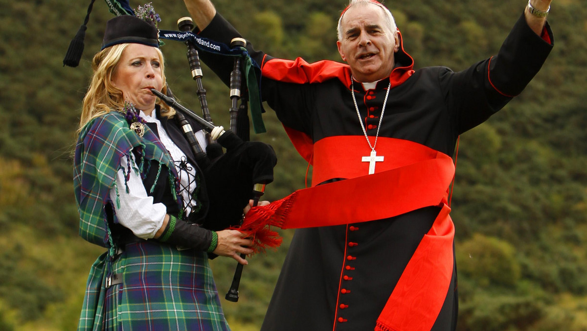 Z okazji rozpoczynającej się dziś wizyty Benedykta XVI zaprezentowano w Szkocji wykonany specjalnie na tę okazję, nowy wzór tradycyjnej szkockiej tkaniny wełnianej, tartanu, łączący kolory papieskie i szkockie: niebieski, biały, zielony, czerwony i żółty.