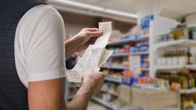 Paragon a segregacja śmieci. Co mówi prawo i gdzie wyrzucać paragony? Będziesz zaskoczony