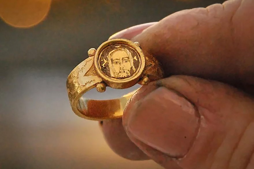 Archeolodzy natknęli się na złoty pierścień z podobizną Jezusa Chrystusa