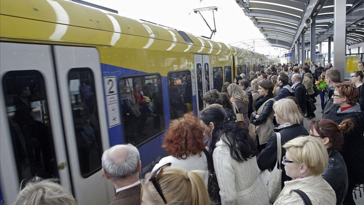 Od 1 czerwca zniknie połowa połączeń kolejowych z rozkładu Kolei Śląskich. KZK GOP szykuje korektę kursów autobusowych, bo idą wakacje. Coraz trudniej będzie dojechać komunikacją miejską do pracy.