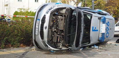 Radiowóz na boku na Żeromskiego w Łodzi. Ranni policjanci