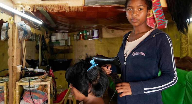 © OIT/Marcel Crozet | Une jeune femme travaille dans un salon de coiffure à Madagascar