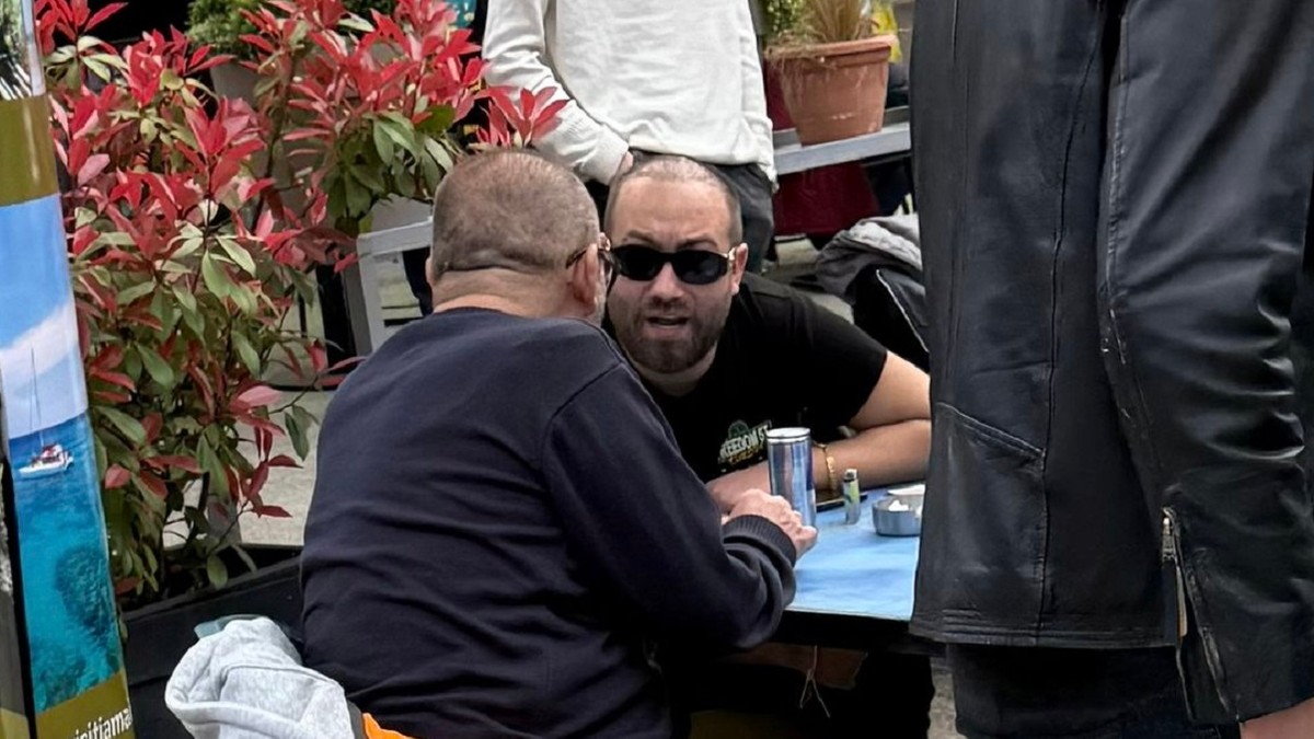 (PAPARACO) RASTA BEZ KOSE, UHVAĆEN SA POZNATIM SRPSKIM GLUMCEM Njih niko nije očekivao na istom mestu: Reper se krio od znatiželjnih pogleda