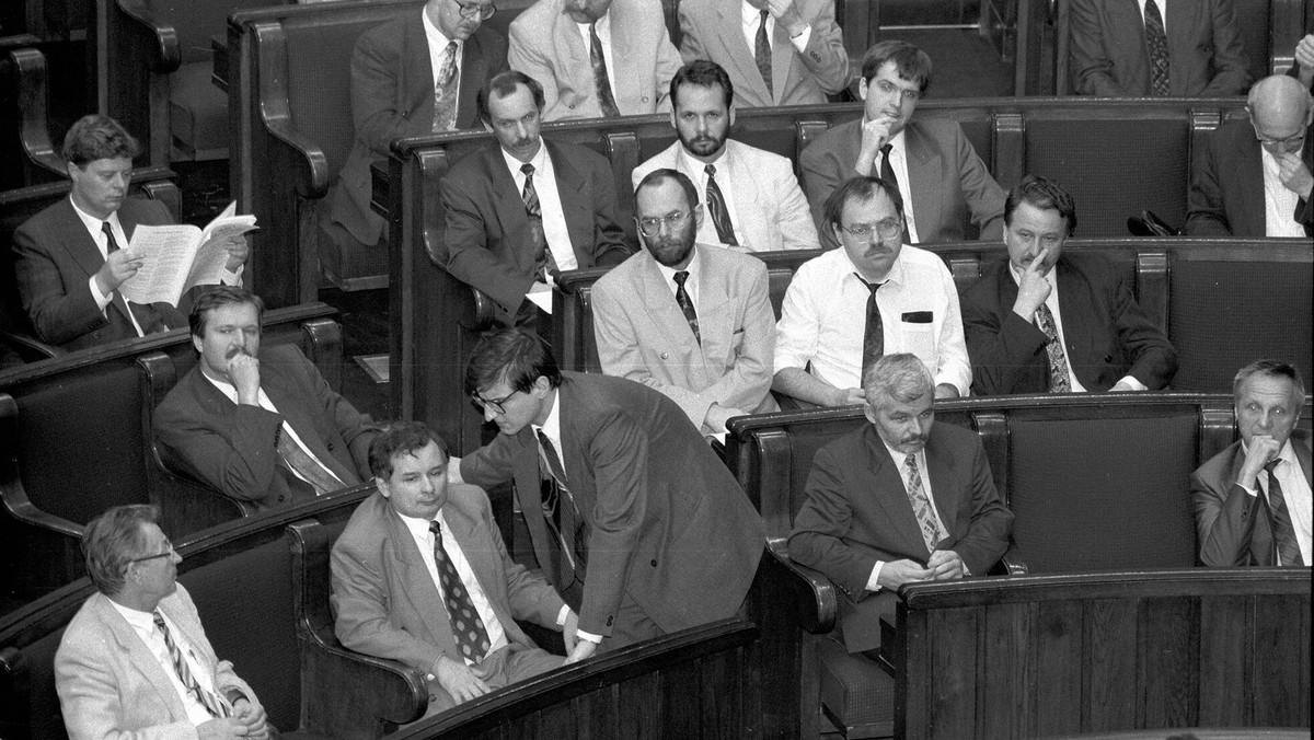 Posiedzenie Sejmu 11.07.1992. W pierwszym rzędzie Leszek Moczulski, Jarosław Kaczyński, Krzysztof Król, Jan Krzysztof Bielecki, Stefan Niesiołowski. Z tyłu Janusz Lewandowski, Paweł Piskorski