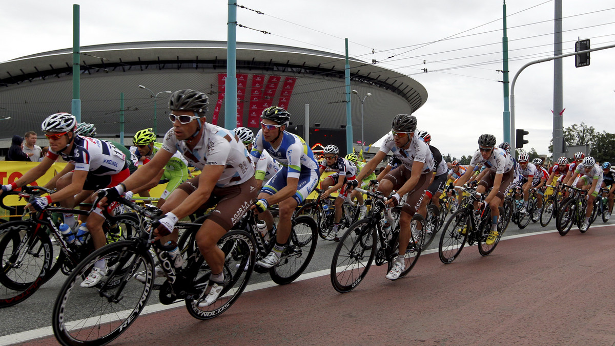 Peleton Tour de Pologne wjechał już na Śląsk. W Katowicach triumfatorem IV etapu został po finiszu z peletonu kolarz grupy Orica GreenEdge Litwin Aidis Kroupis. Nowym liderem wyścigu został - co najważniejsze dla polskiej publiczności - Polak Michał Kwiatkowski, który odrobił straty do Włocha Moreno Mosera i na piąty etap ruszy w żółtej koszulce lidera TdP (Fot. PAP/Andrzej Grygiel).