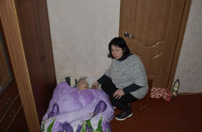 Matka Iriny leżała na materacu w mieszkaniu, jej córka przyszła z piwnicy, aby ją nakarmić i zrobić jej zastrzyki