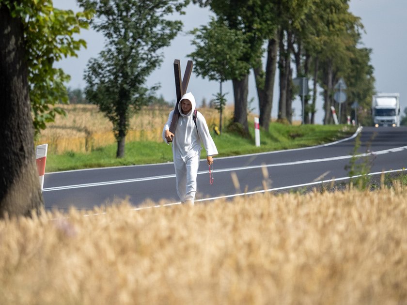 Pielgrzym Michał Ulewiński z krzyżem dotarł na Giewont