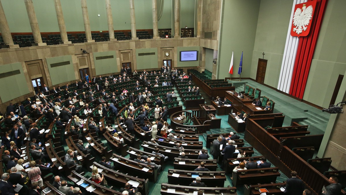 Sejm przyjął ustawę o ratyfikacji przepisów znoszących karę śmierci we wszystkich okolicznościach. Polska jest jednym z ostatnich państw członkowskich Rady Europy, w których kara śmierci dozwolona jest podczas wojny.