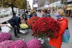 Tyle rząd zapłaci za znicze i kwiaty handlującym przed cmentarzami. Oto rozporządzenie
