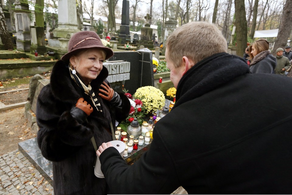 Aktorka Magdalena Zawadzka (L) kwestuje na Cmentarzu Powązkowskim w Warszawie