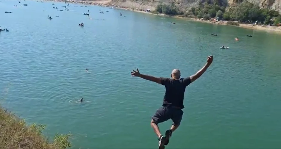 Skok u jezero "Beli kamen"