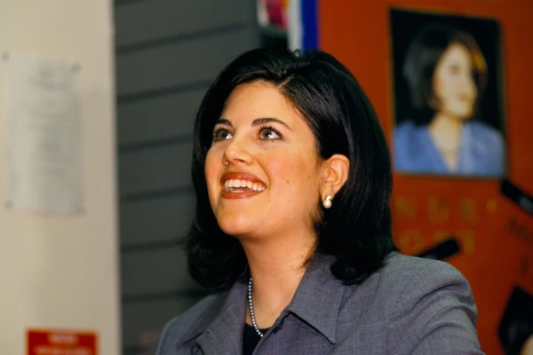 Monika Levinski (52) danas lepša nego ikada pre, a evo KAKO REAGUJE NA AFERU SA KLINTONOM - Hilari će puknuti od muke: Najpoznatija LJUBAVNICA pojavila se u javnosti i uzburkala sve 