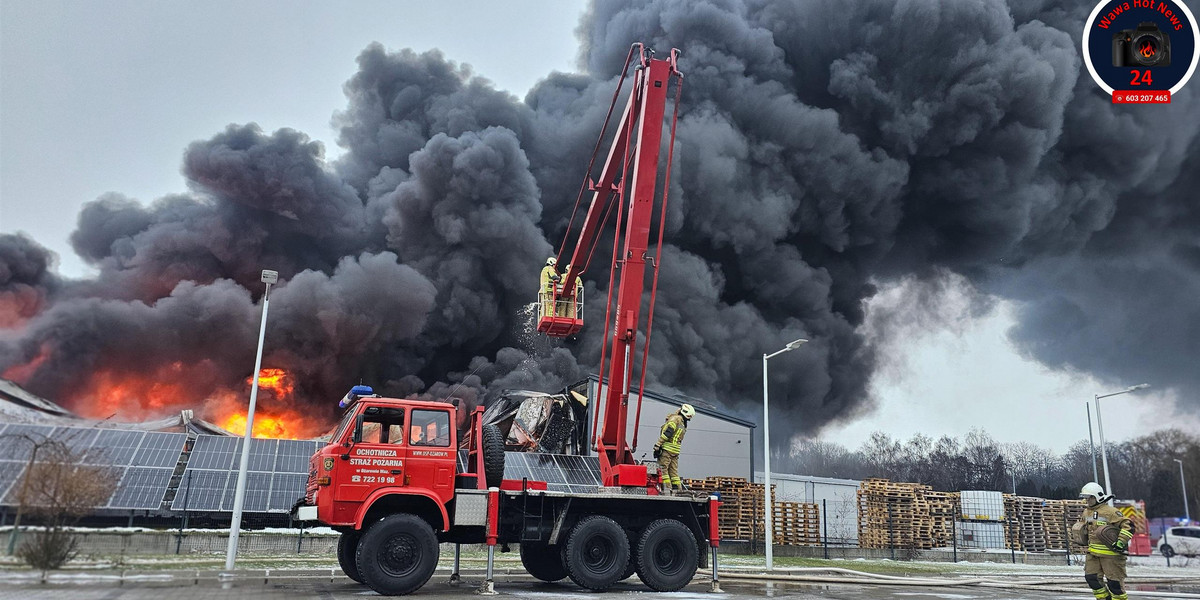 W mazowieckiej miejscowości Ołtarzew doszło do pożaru hali wypełnionej tworzywami sztucznymi. 