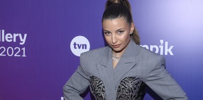 Bestsellery Empiku 2021. Julia Wieniawa zaskoczyła stylizacją. Założyła gorset na marynarkę! Jak wypadła na tle innych artystów? [ZDJĘCIA]