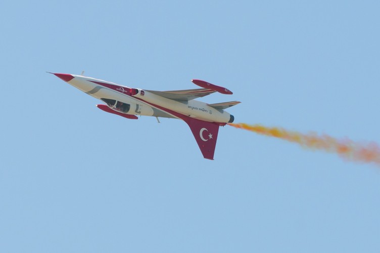 Samoloty Turkish Stars podczas próby pokazu lotniczego, 13 bm. Na poznańskim lotnisku Ławica odbywają się pokazy lotnicze Aerofestival 2015. (jk/cat) PAP/Jakub Kaczmarczyk