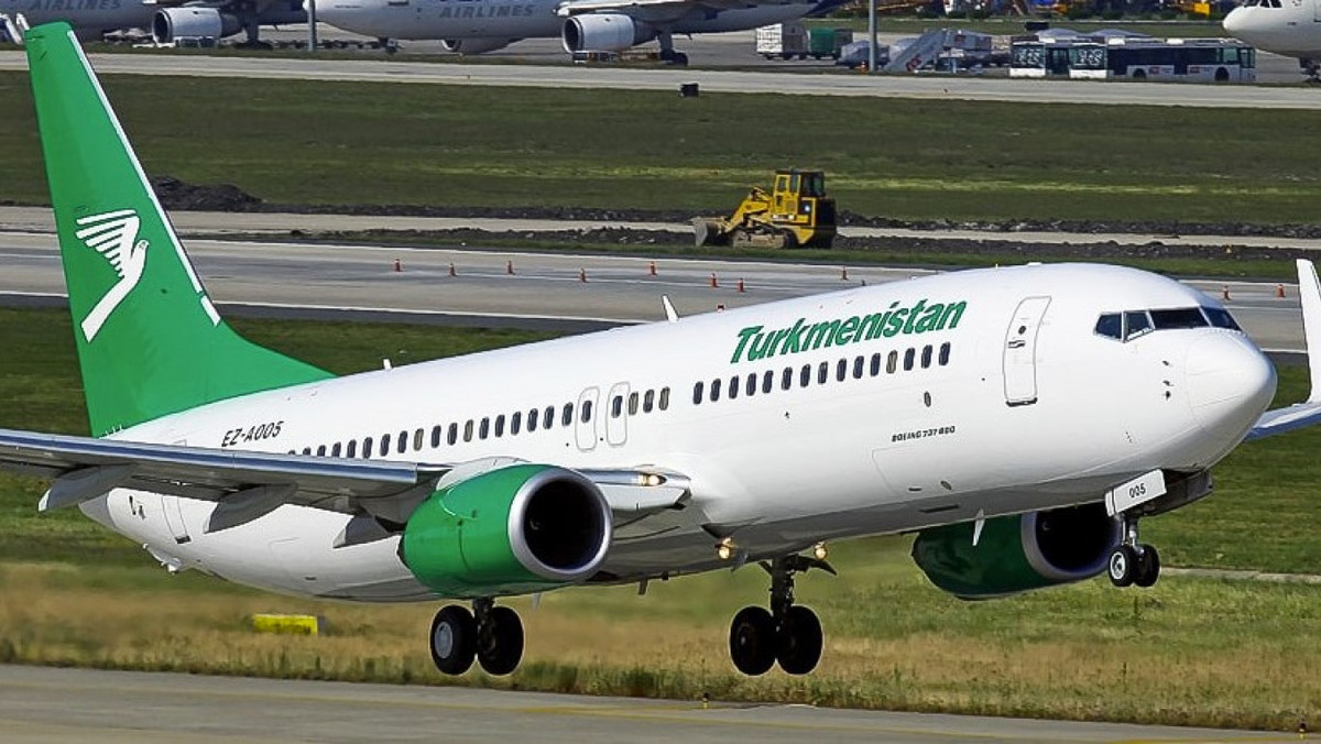 Linie lotnicze Turkmenistan Airlines ogłosiły, że wstrzymały loty do Moskwy ze względu na ryzyko związane z nasilającymi się atakami dronów. "Ze względów bezpieczeństwa" loty do stolicy zostaną tymczasowo przekierowane do Kazania.