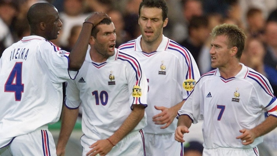 Zinedine Zidane (drugi z lewej) po pięknym golu przeciwko Hiszpanii 