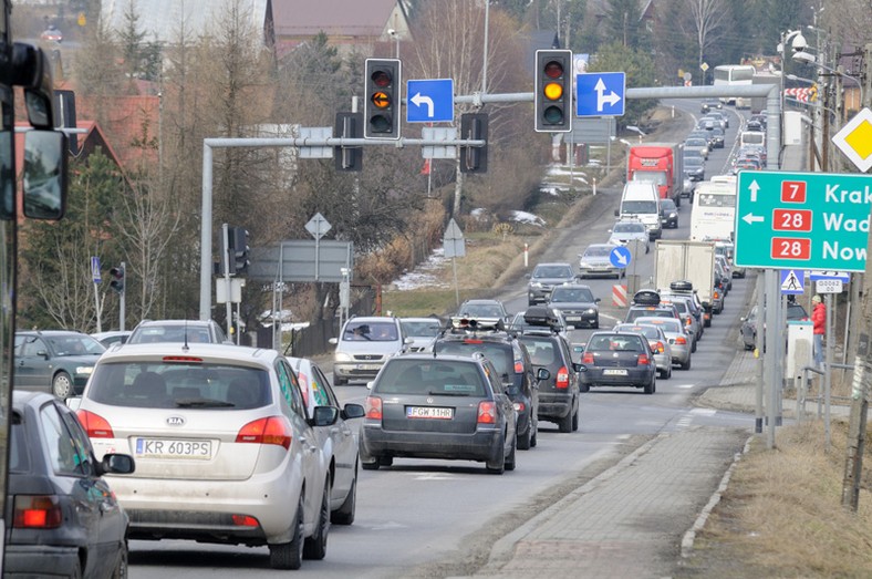 Tak droga prowadząca przez centrum Skomielnej-Białej wyglądała w 2014 r. Wówczas to nią jechał każdy kierowca pokonujący zakopiankę