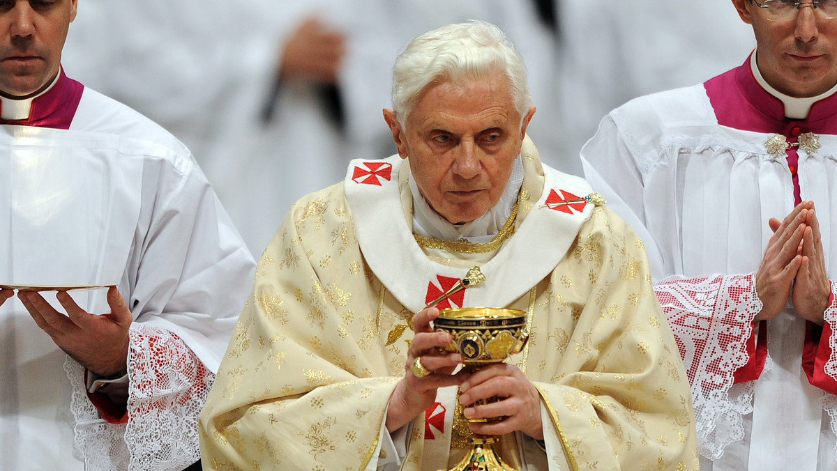 Papież Benedykt XVI w orędziu na Boże Narodzenie apelował o pokój we wszystkich najbardziej zapalnych punkach świata, w Ziemi Świętej, Syrii, Iraku, Afganistanie. Podkreślił, że wielkim złem i grzechem jest odchodzenie od Boga i "konkurowanie" z nim.