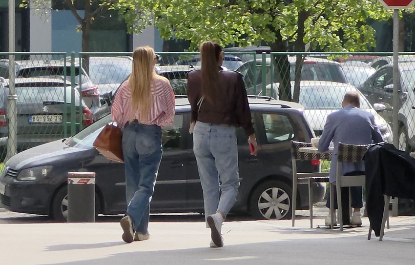 Luna i Anabela u kafiću