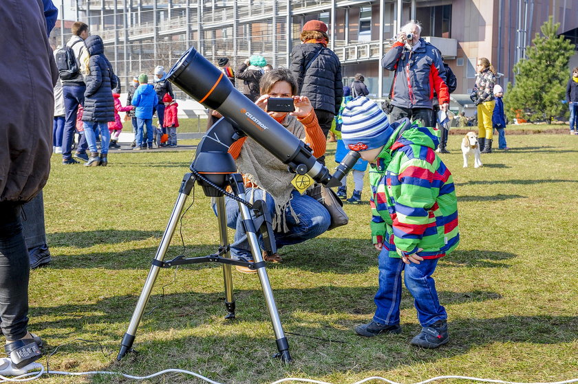 Warszawiacy oglądali częściowe zaćmienie Słońca