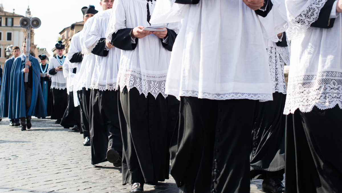 W mediach społecznościowych pojawia się coraz więcej wpisów, w których ludzie wyznają, że byli molestowani przez księdza. Możliwe, że tak jak w przypadku akcji #MeToo, posty ofiar spowodują, że sprawcy przestaną się czuć bezkarnie. Pytanie, czy hierarchowie, zamiast widzieć reakcje ludzi jako atak na Kościół, dostrzegą w tym szansę, by naprawić wieloletnie błędy.