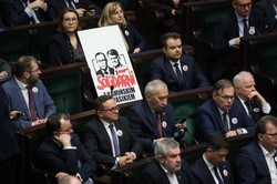 "Tusk do więzienia". W Krakowie demonstrowali w obronie Kamińskiego i Wąsika