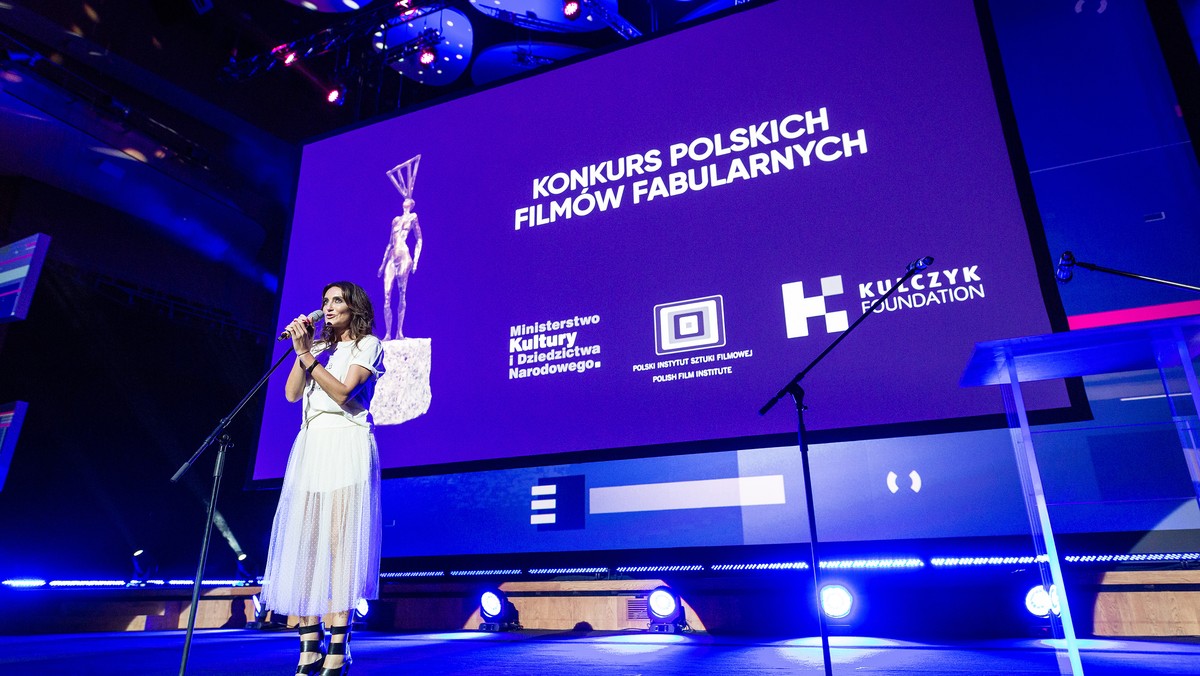 W tym roku nagroda Kulczyk Foundation w Konkursie Polskich Filmów Fabularnych podczas 10. Międzynarodowego Festiwalu Kina Niezależnego Netia Off Camera w Krakowie otrzymali reżyser Wojciech Smarzowski oraz producenci "Wołynia", głośnego filmu o przemocy i głębokich podziałach między ludźmi. Wręczając nagrodę, Dominika Kulczyk wystosowała poruszający apel dotyczący właśnie przemocy. – Jeśli po moich słowach choć jedna kobieta nie da się pobić, upokorzyć, zdominować, to będzie to wielki tryumf – komentuje swoje słowa.