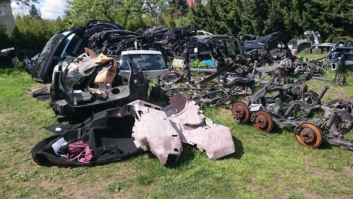Poznańscy policjanci zlikwidowali dziuplę samochodową, która działała na terenie jednego z warsztatów na Jeżycach. Wartość skradzionego mienia oszacowano na ponad 100 tysięcy złotych.